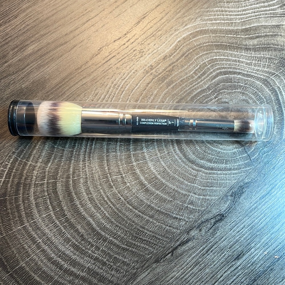 IT Cosmetics- Heavenly Luxe Complexion Perfection Brush #7